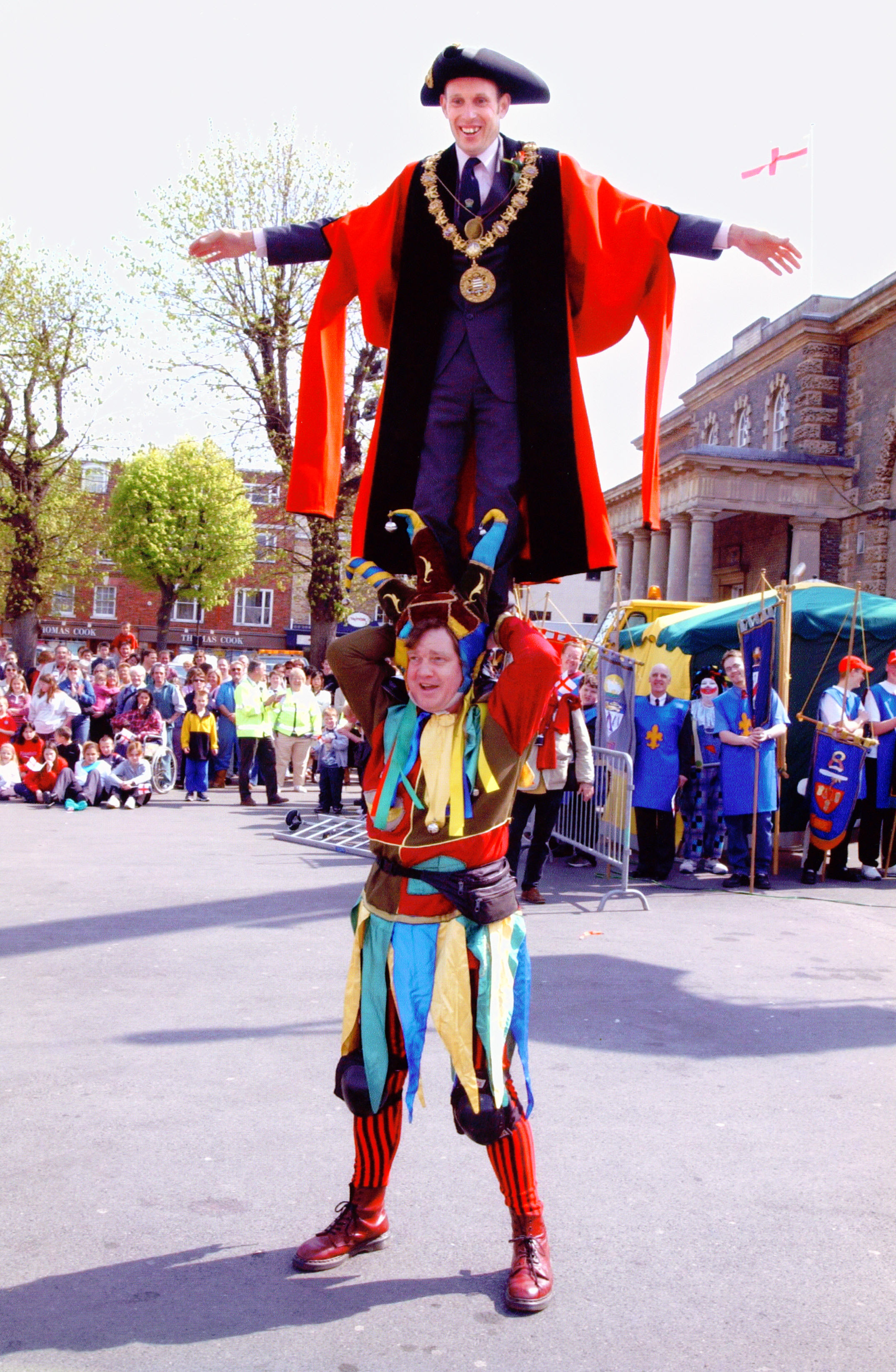 mayor on shoulders